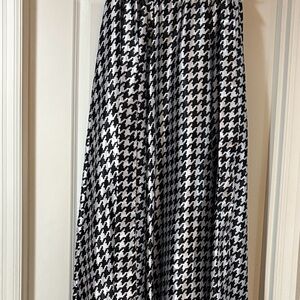 Stylish Black and White Houndstooth Skirt